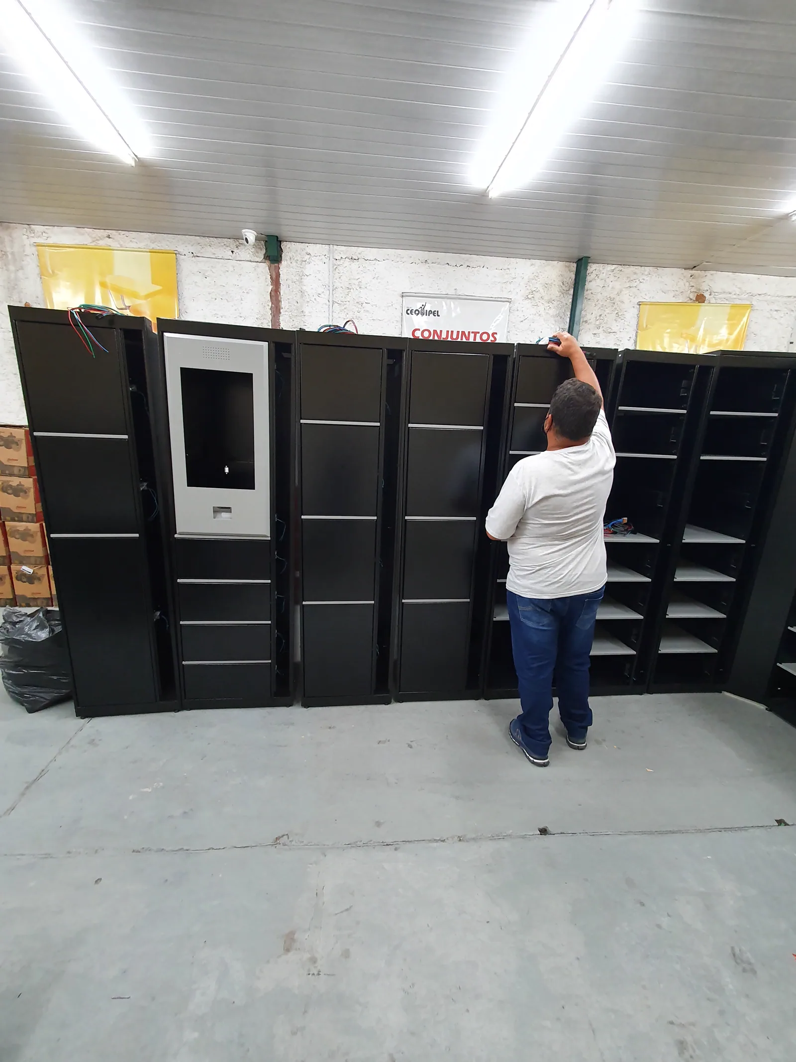 Montagem de Smart Lockers na fábrica Oppitz