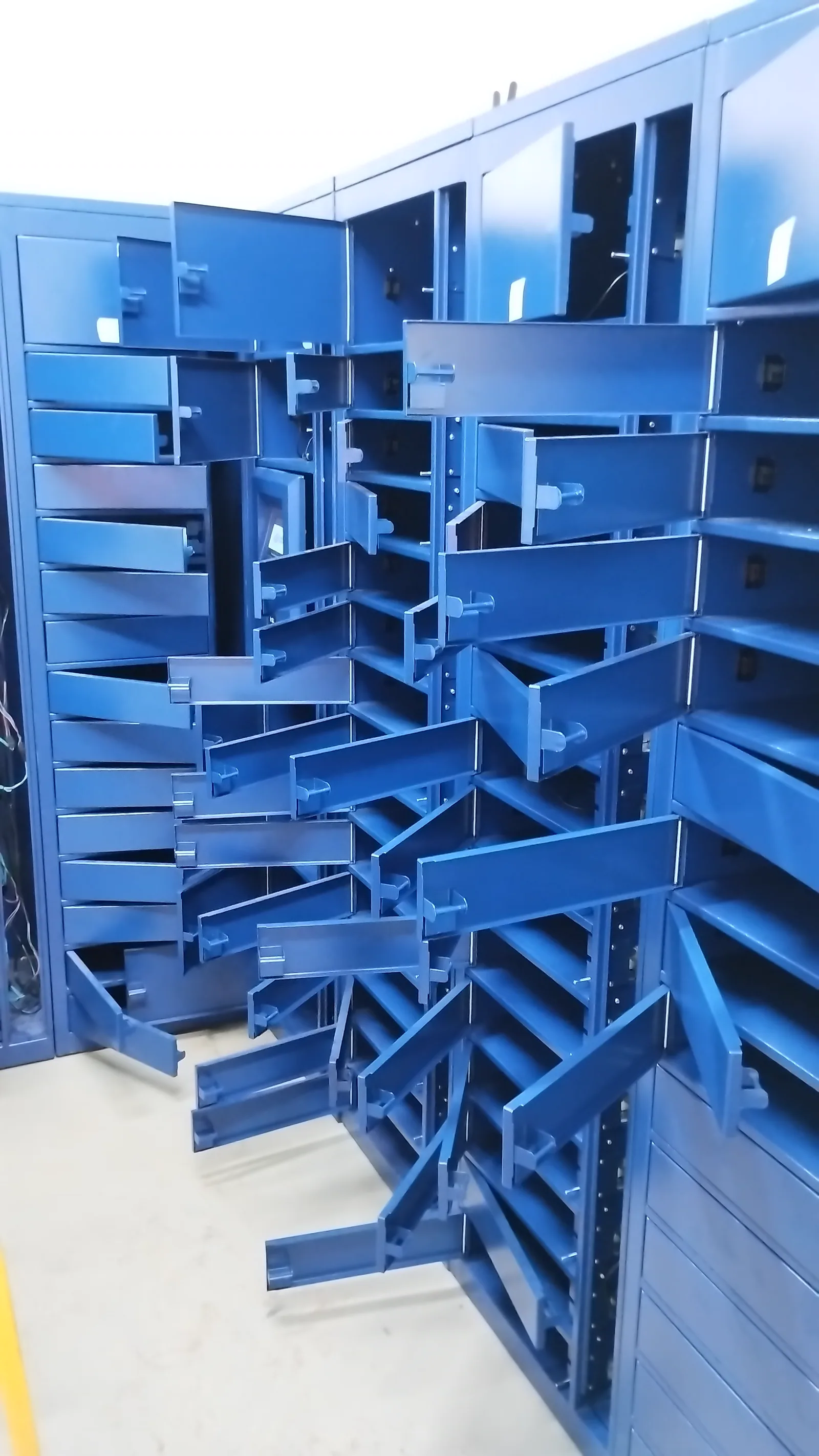Compartimentos internos de Smart Locker industrial Oppitz