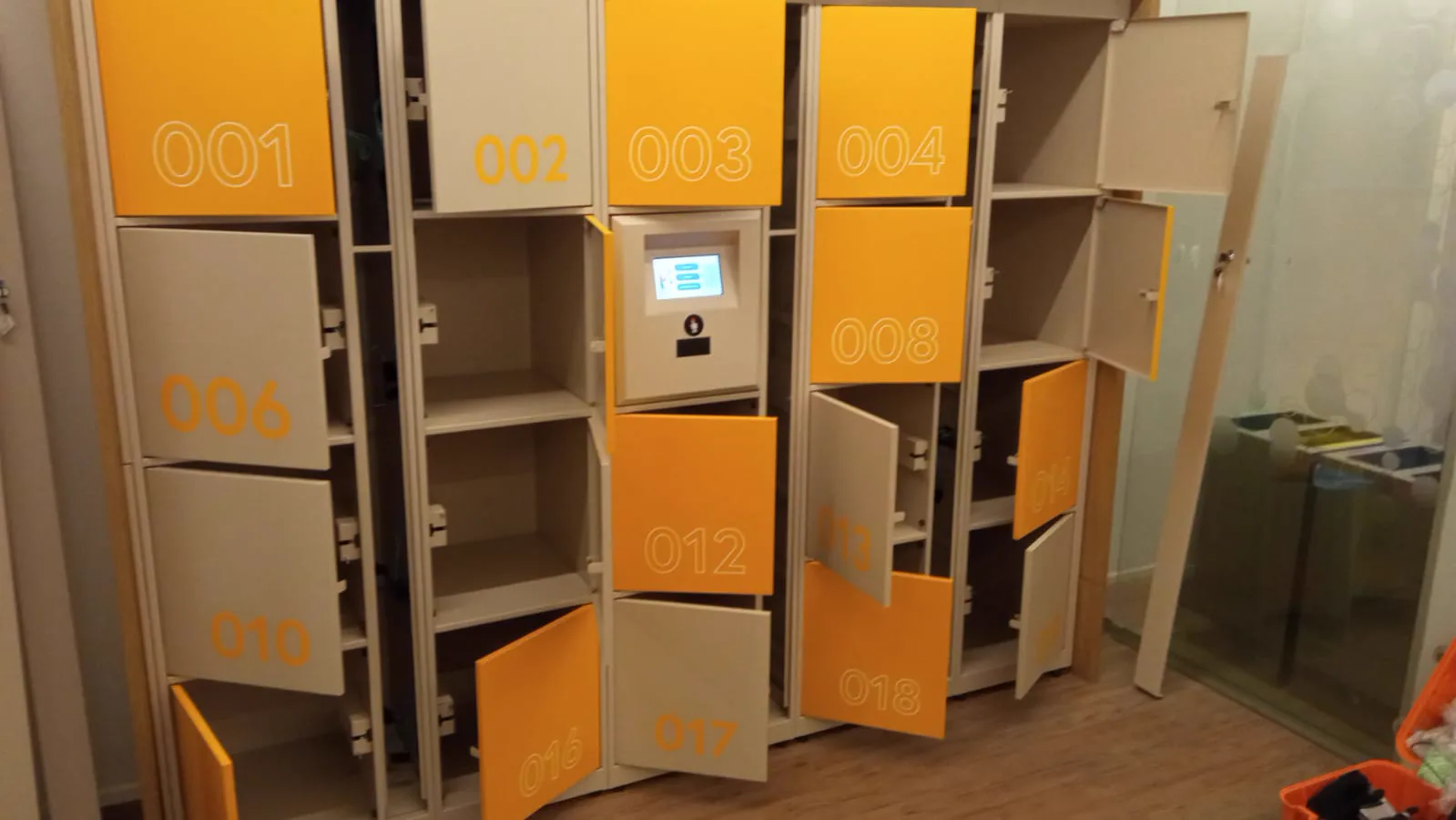 Smart Locker Oppitz personalizado com portas laranja abertas