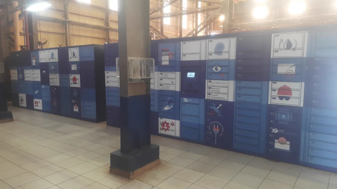 Conjunto de Smart Lockers Oppitz em ambiente industrial